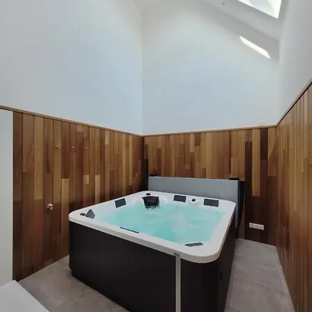 Maison Familiale Proche Plages Avec Jacuzzi بيت للعطل